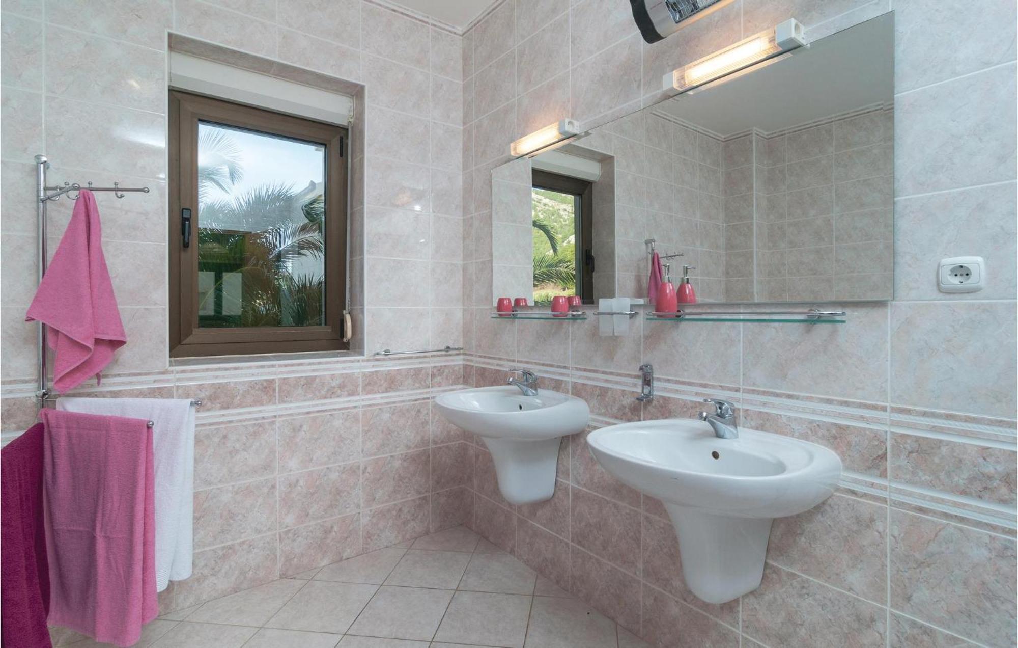 2 Bedroom Lovely Apartment In Bol Luaran gambar