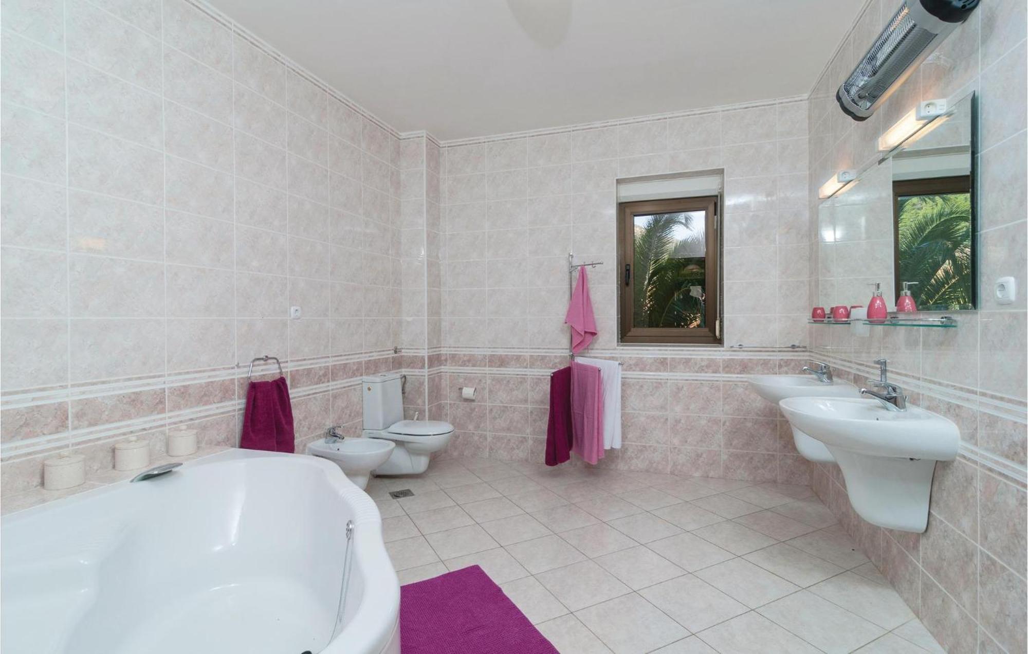 2 Bedroom Lovely Apartment In Bol Luaran gambar